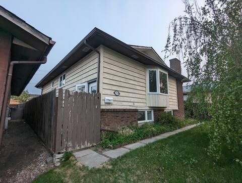 2BR Lower Suite | Shared Fenced Yard photo 23